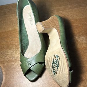 Sz 7. Olive green leather pumps. Well made with a wooden heel. Seychelles.